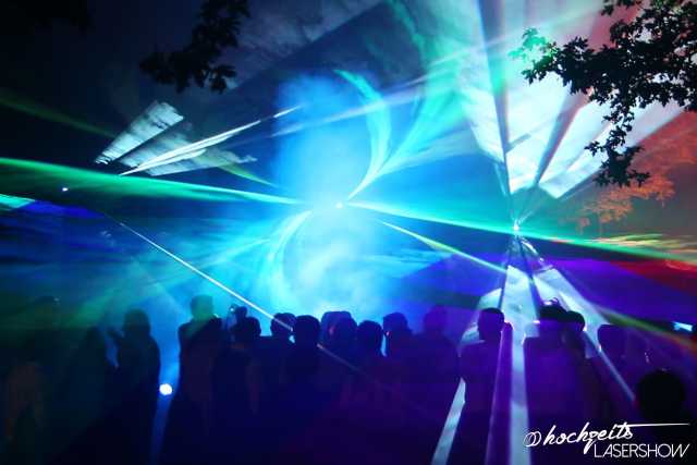 Effektshow für eine Hochzeitsfeier mit einem Laser