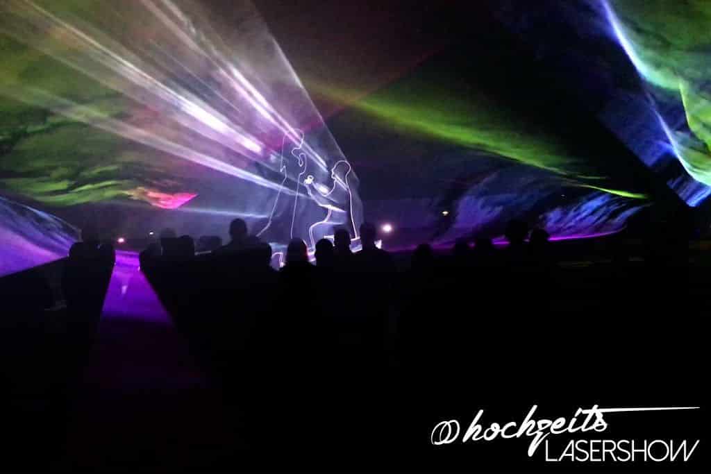 Trauring in einer Lasershow auf einer Hochzeitsfeier